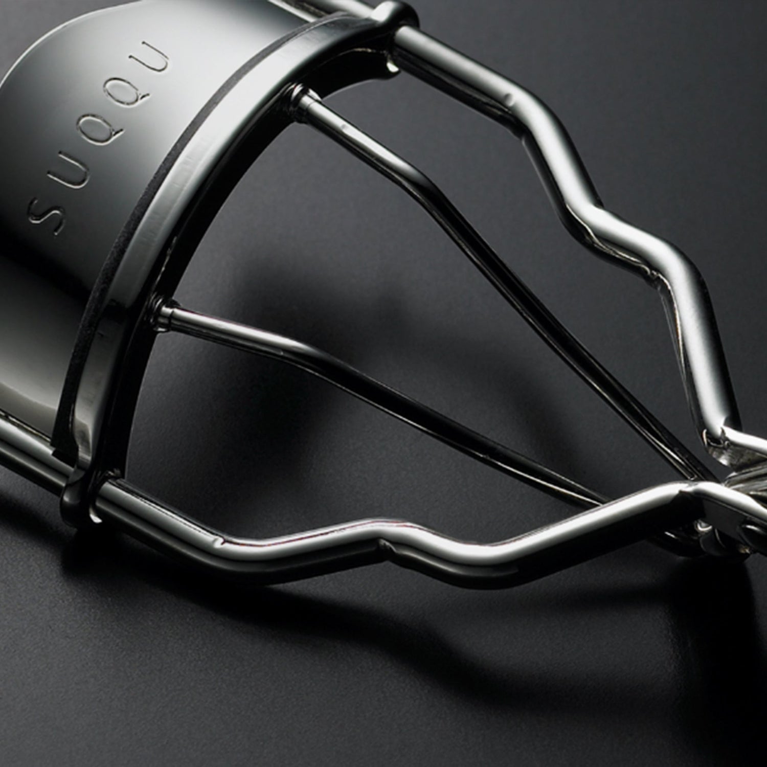 SUQQU eyelash curler products close up