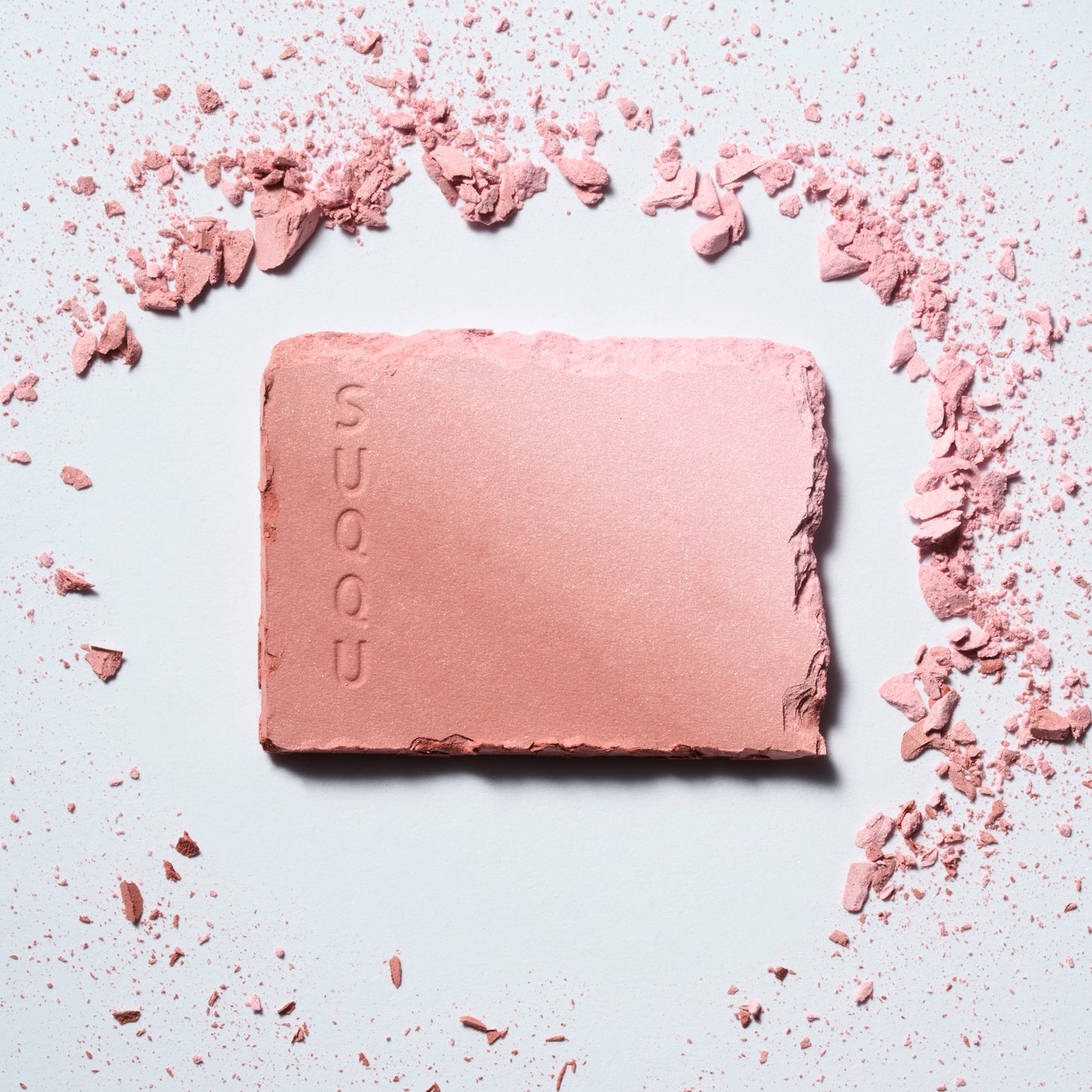 SUQQU Blurring Color Blush 07 pink and red blusher and highlighter powder pan with crumbling pieces.