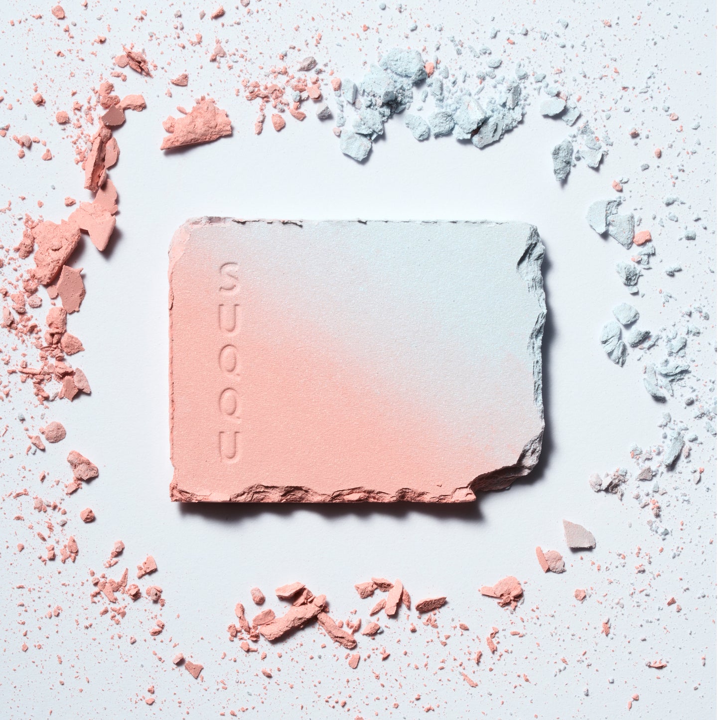 SUQQU Blurring Color Blush 08 coral and blue blusher and highlighter powder pan with crumbling pieces.