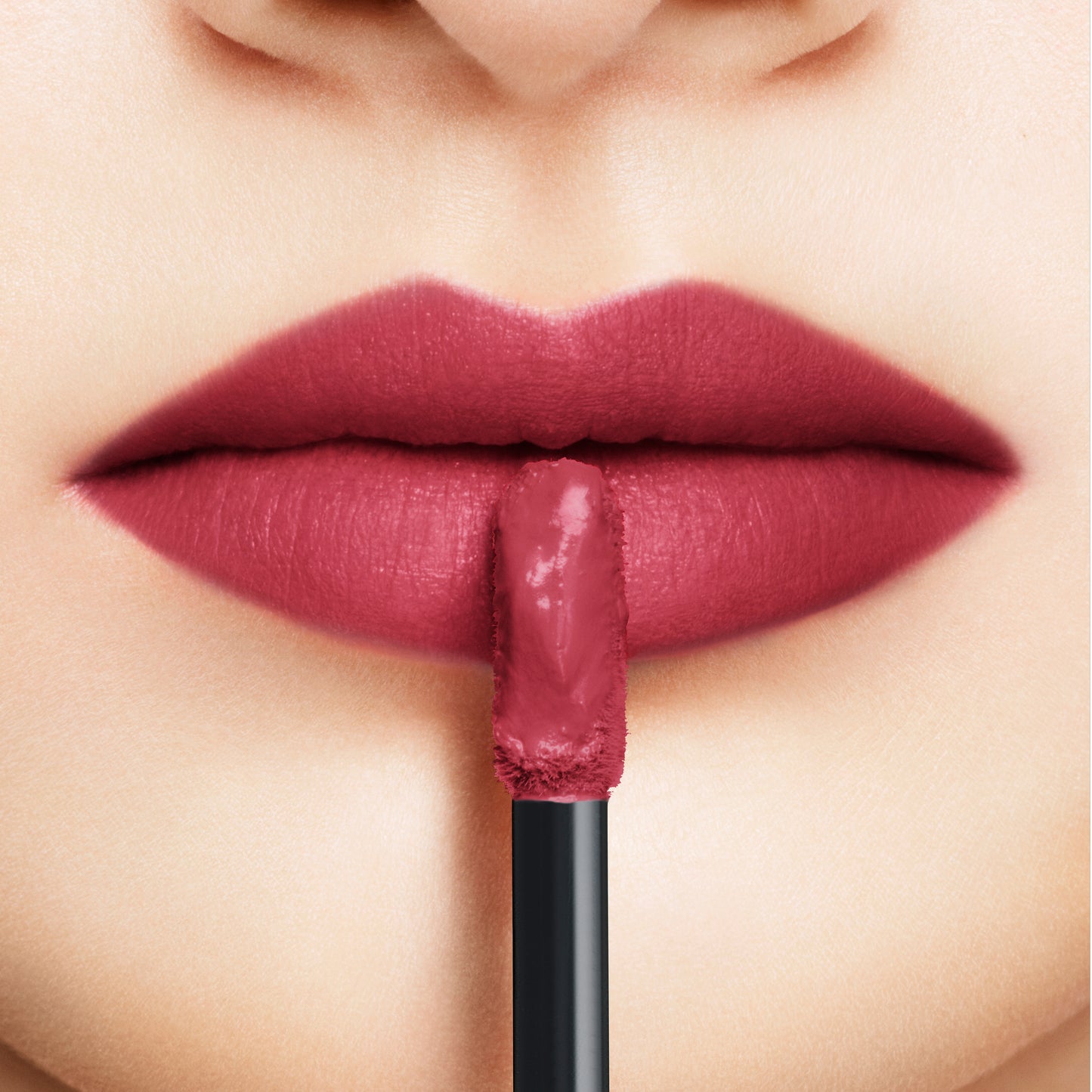 SUQQU Comfort Lip Fluid Fog model lip close up with product brush