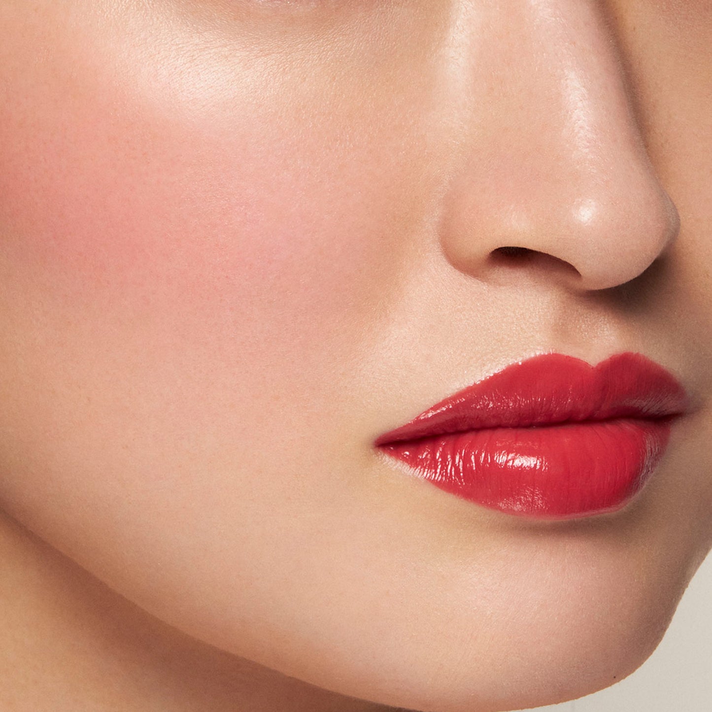 SUQQU Cream Touch Blush and Lip product model lip colour swatch close up