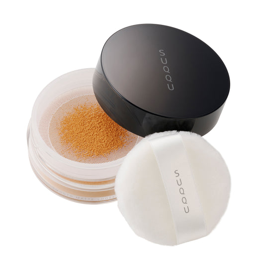 SUQQU Smooth Matte Loose Powder e30 face powder for darker skin tones on plain background.