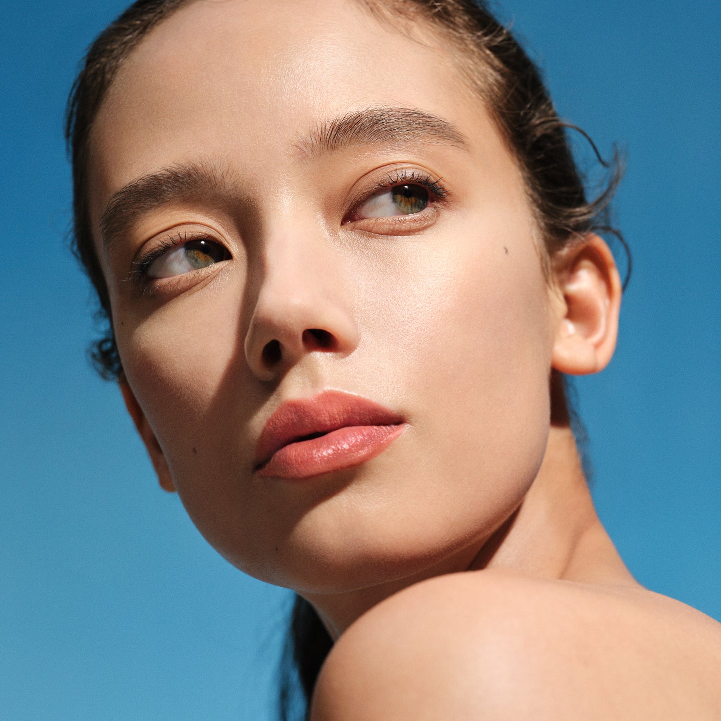 SUQQU Soft Matte Setting Powder worn by model in portrait shot.