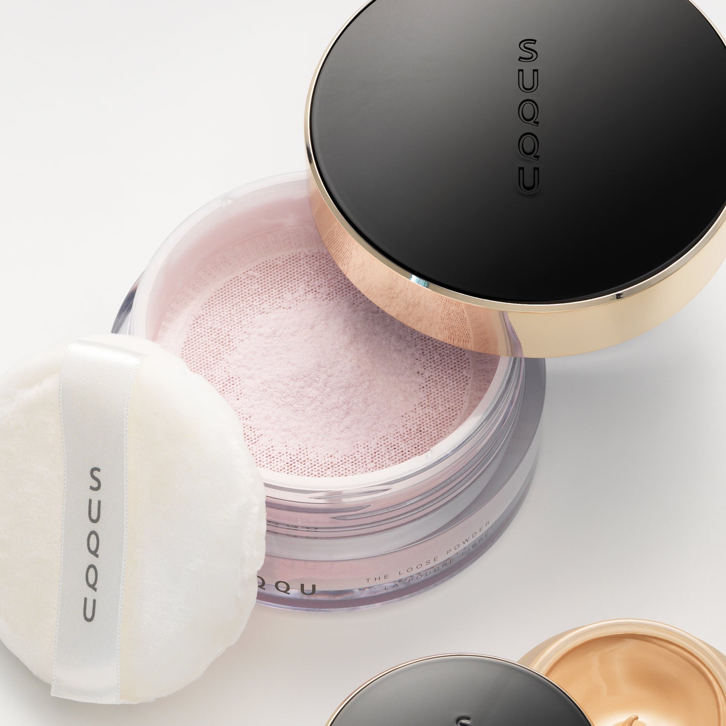 SUQQU The Loose Powder base make up face powder product pot open with puff.