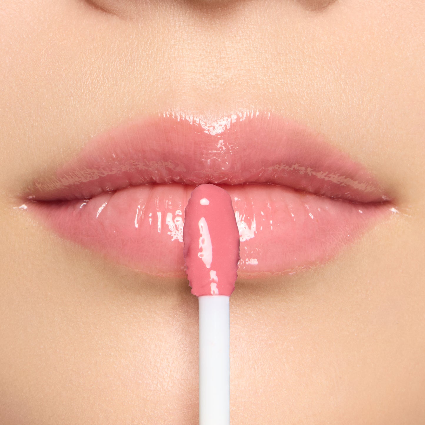 SUQQU Treatment Wrapping Lip 06 pink shiny lip gloss show on model lips