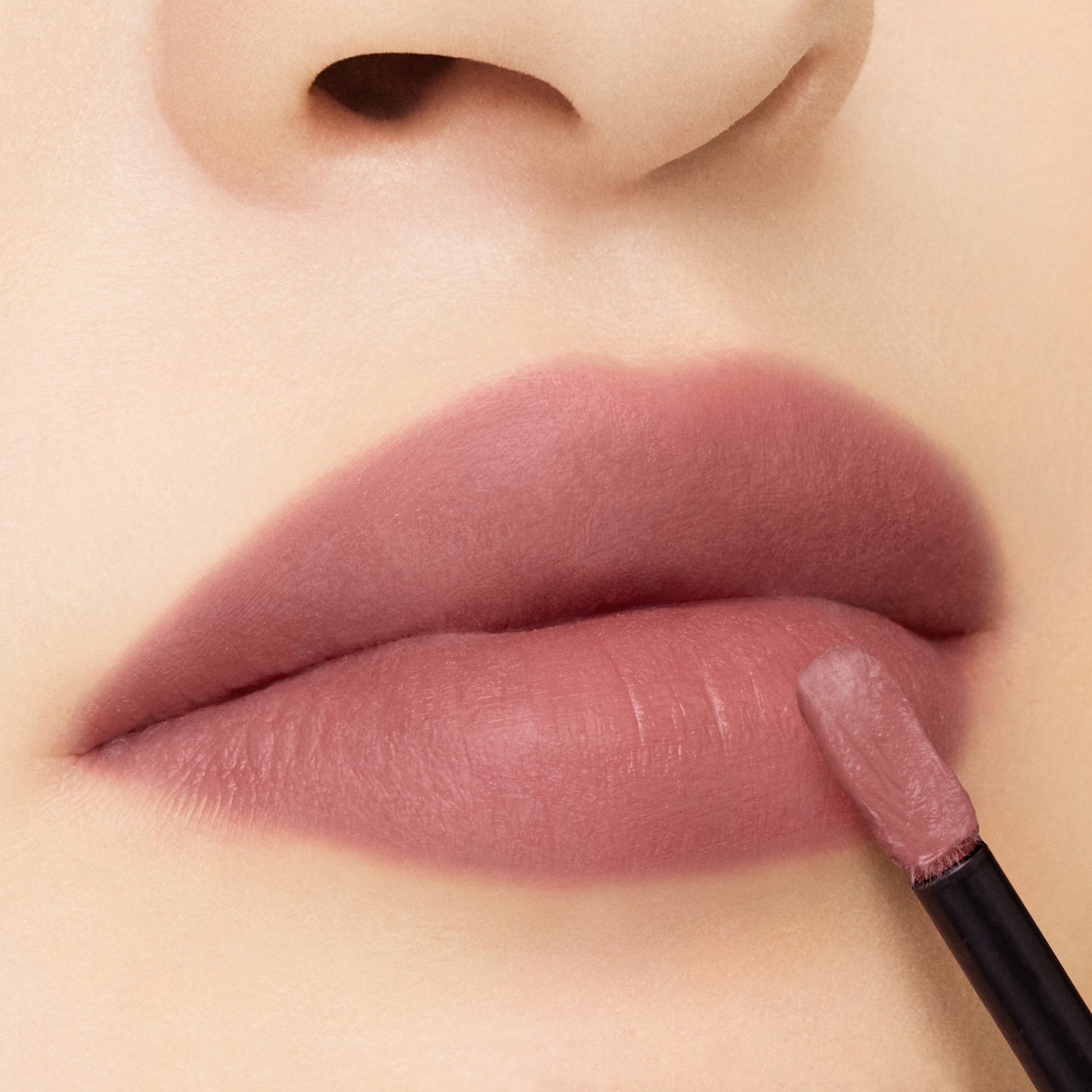 SUQQU Blur Liquid Lip 03 lipstick model close up with applicator wand in pretty pink purple liquid lipstick colour.