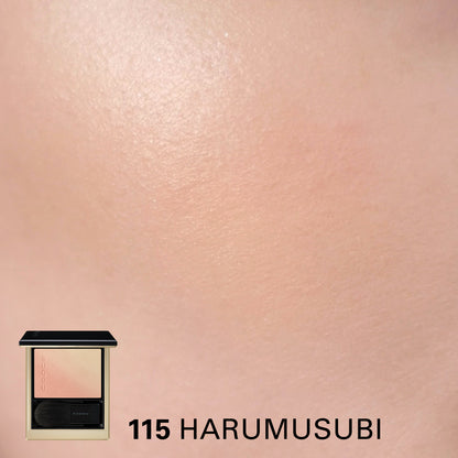 SUQQU Blurring Color Blush cheek blusher and highlighter palette in flattering coral gold 115 open over cheek wear close up.