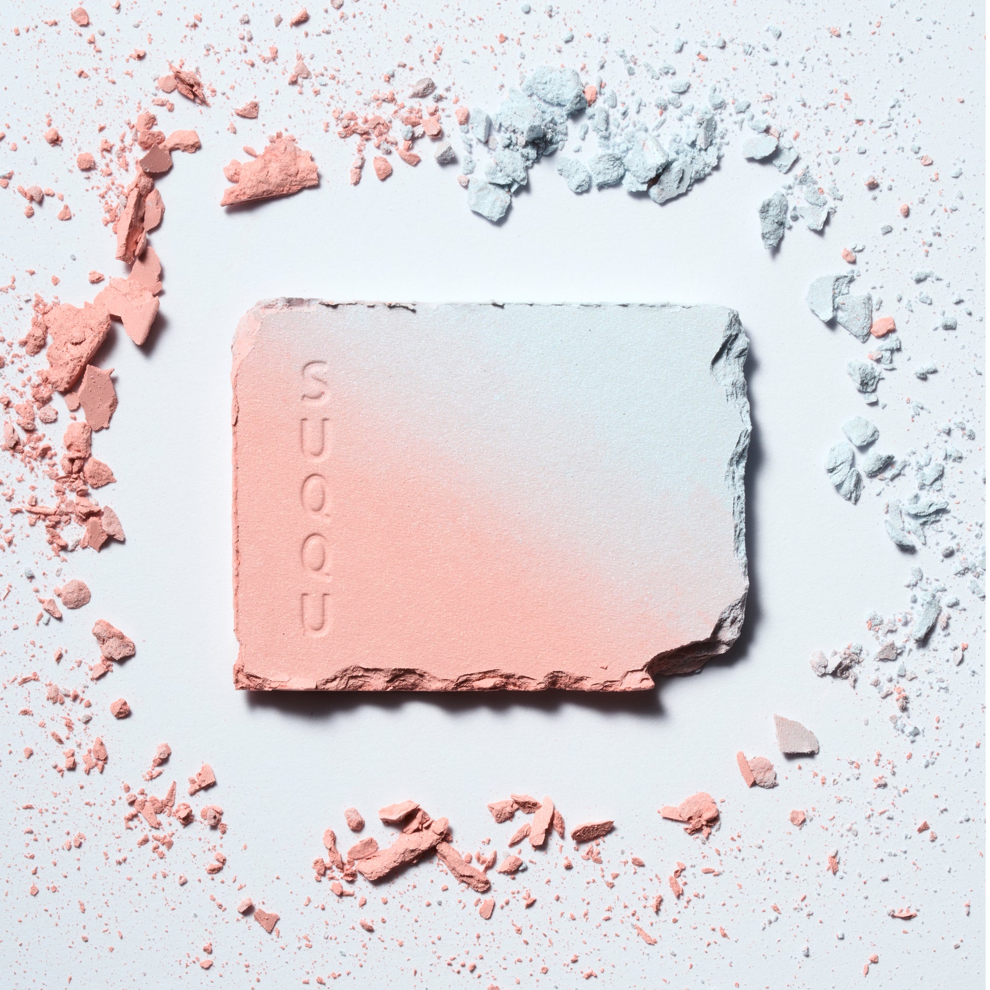 SUQQU Blurring Color Blush 08 coral and blue blusher and highlighter powder pan with crumbling pieces.
