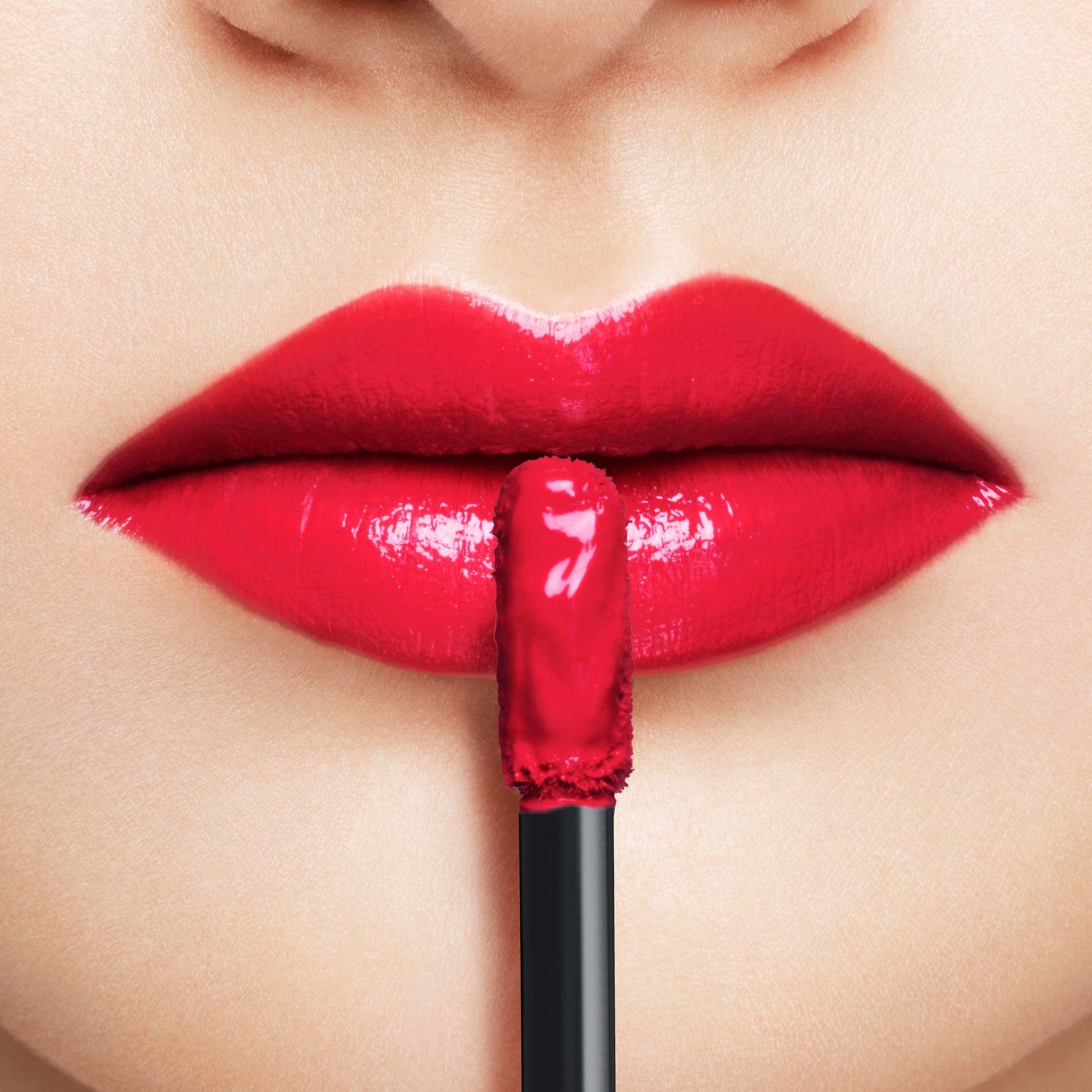 SUQQU Comfort Lip Fluid Glow model lip close up with product brush