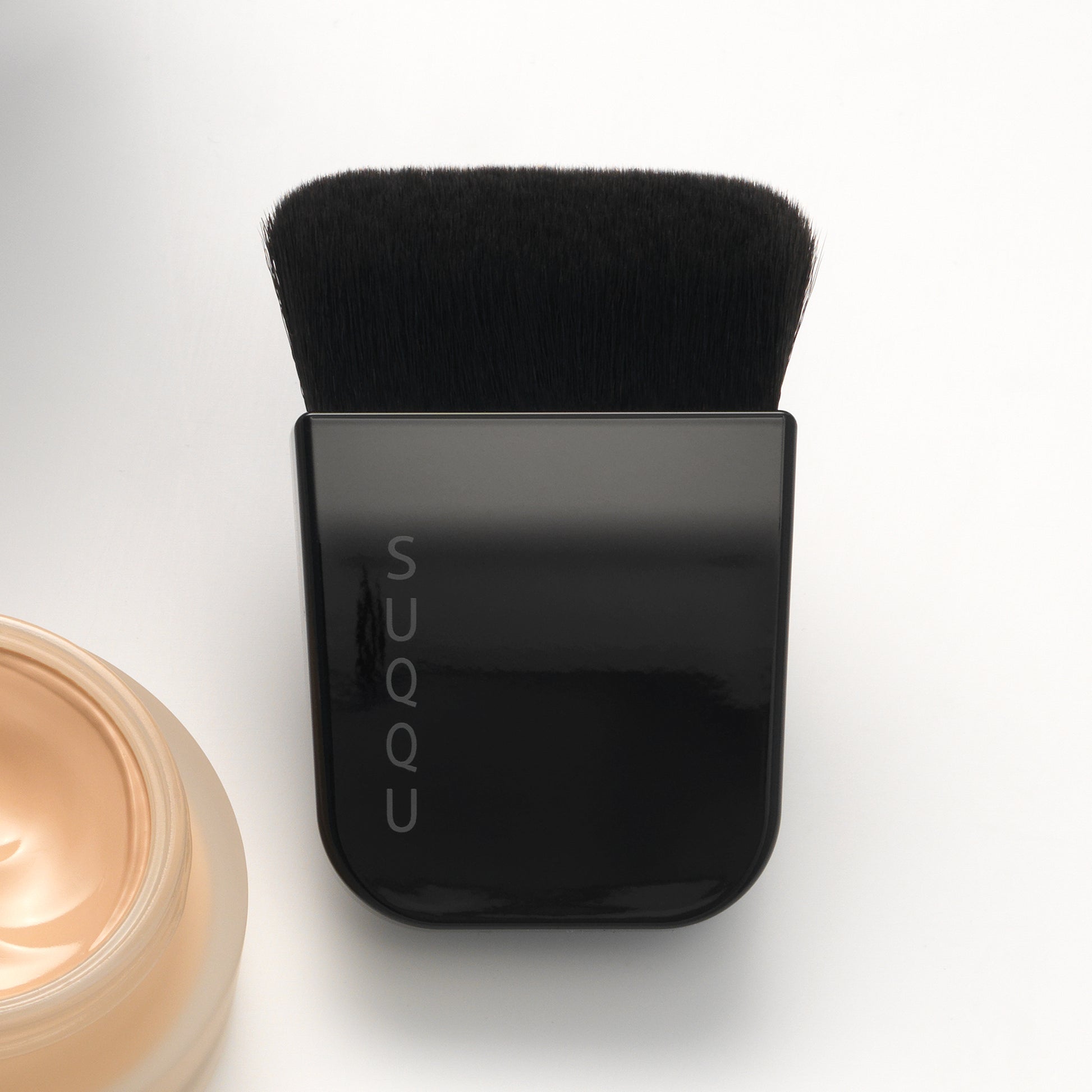 SUQQU Foundation Brush flat Kabuki style Japanese make up brush close up.