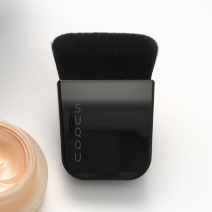 SUQQU Foundation Brush flat Kabuki style Japanese make up brush close up.