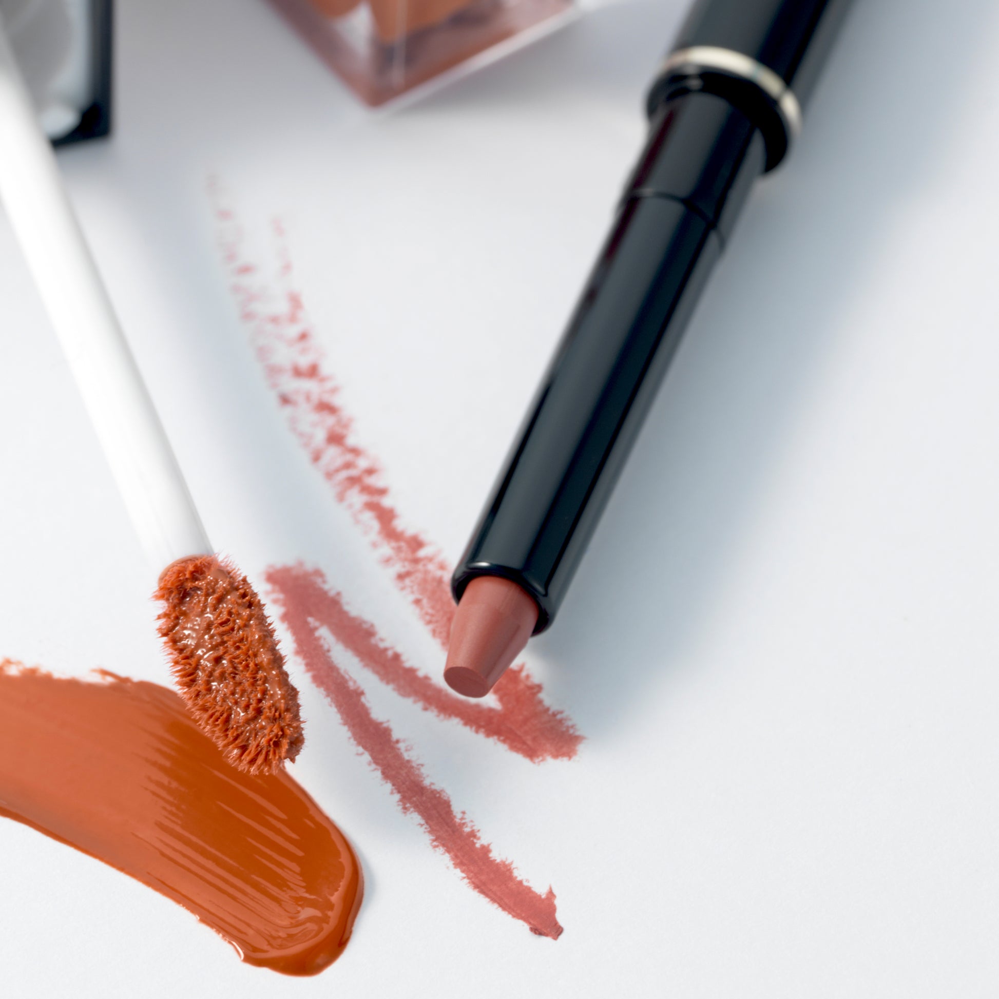 SUQQU Lip Defining Pencil product close up on with texture swatch and lip colour brush swatch.