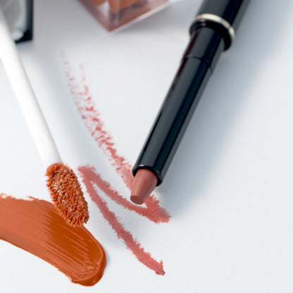 SUQQU Lip Defining Pencil product close up on with texture swatch and lip colour brush swatch.
