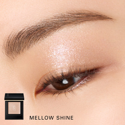 SUQQU Mono Look Eyes e Mellow Shine single colour gel shine eyeshadow with model wear eye close up