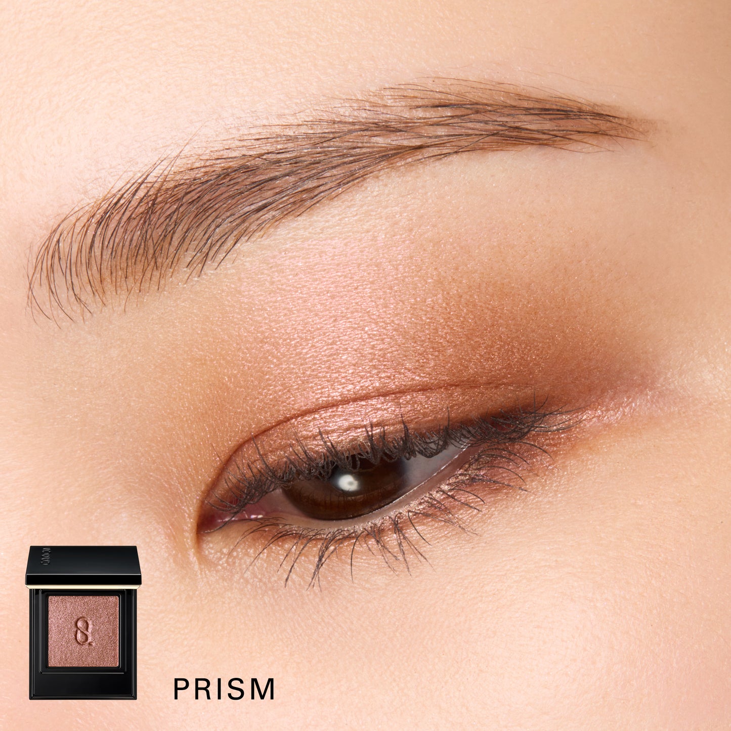 SUQQU Mono Look Eyes pearlescent colour shift texture of Prism finish eyeshadow shown on model eye close up