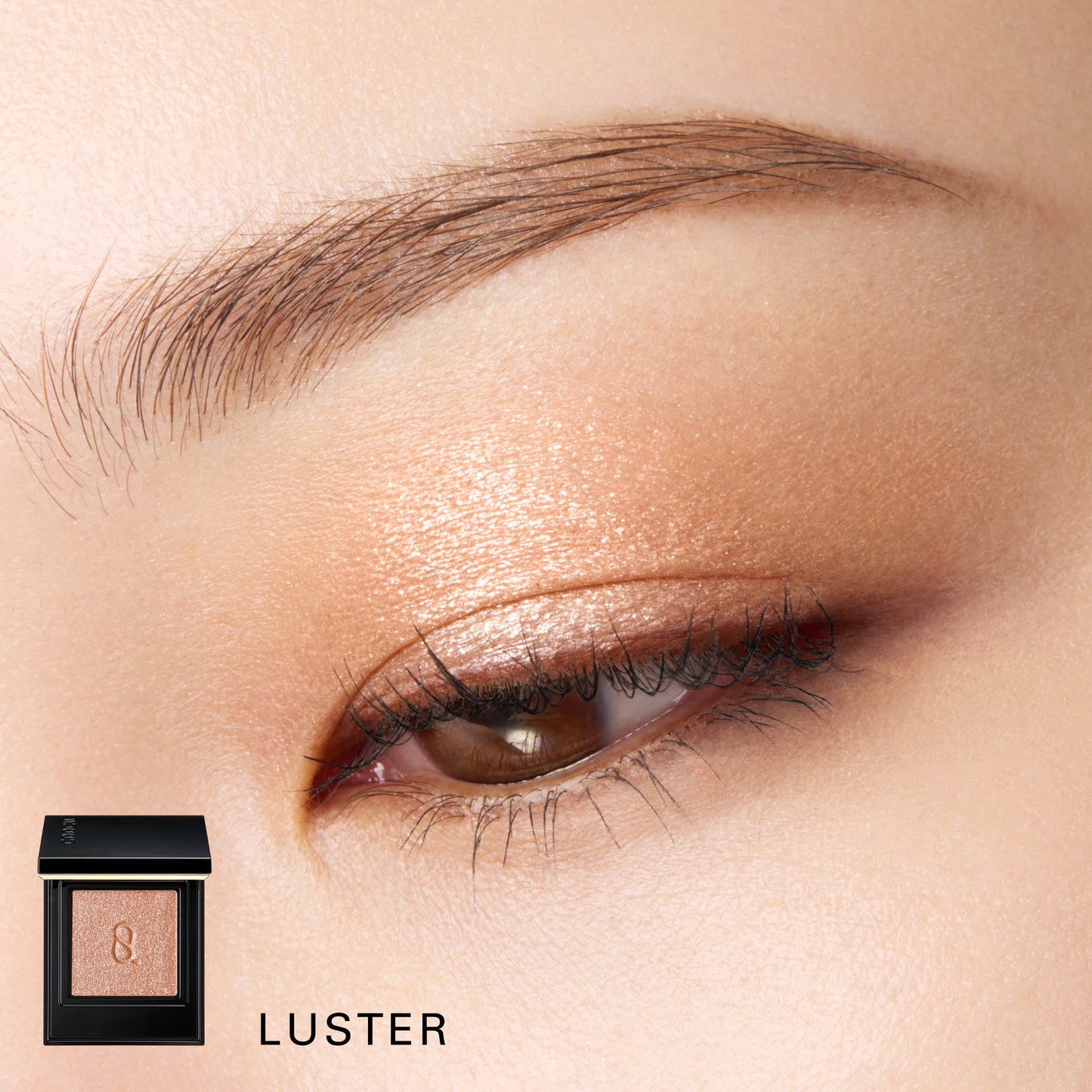 SUQQU Mono Look Eyes high radiance glitter texture of Luster finish eyeshadow shown on model eye close up