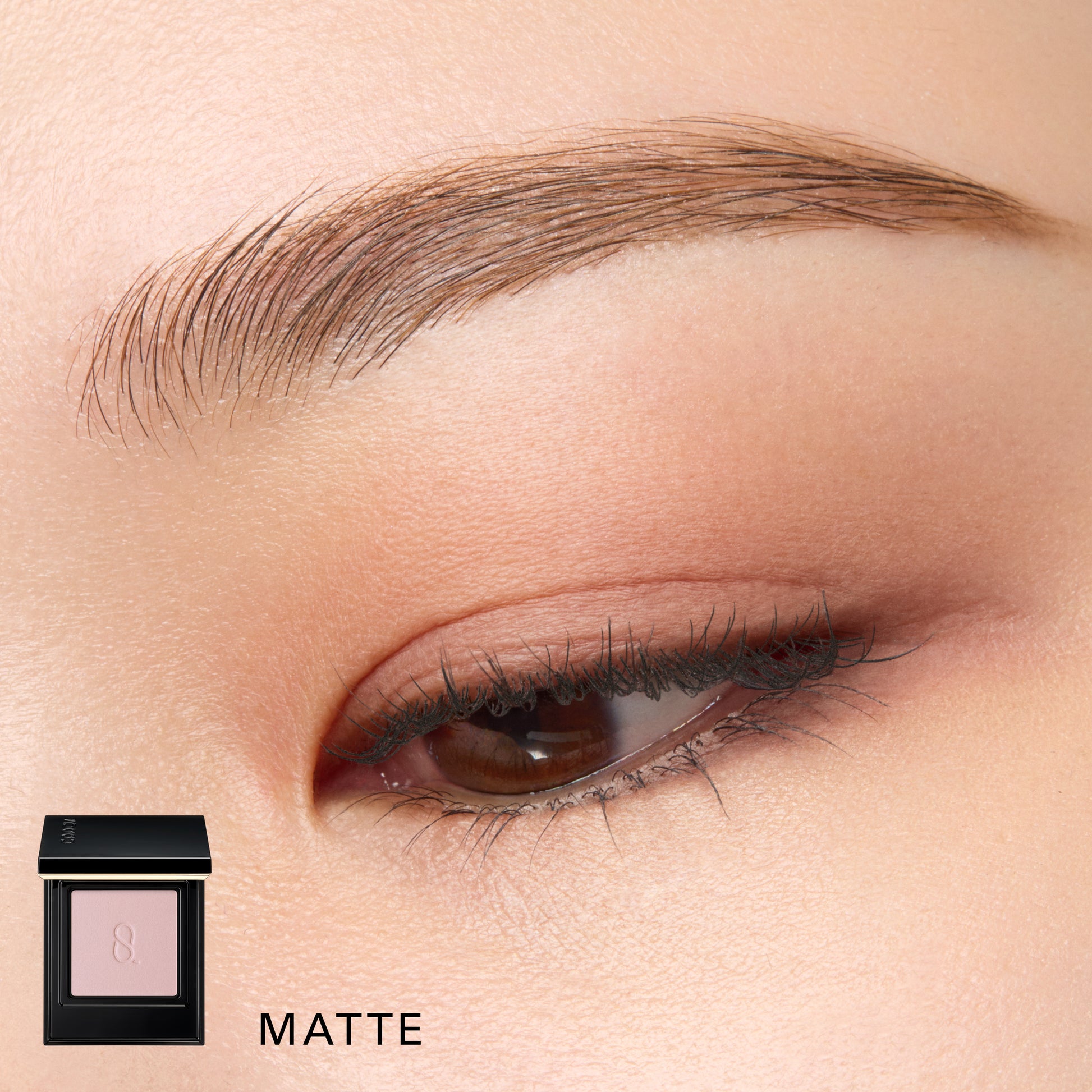SUQQU Mono Look Eyes low radiance texture of Matte finish eyeshadow shown on model eye close up