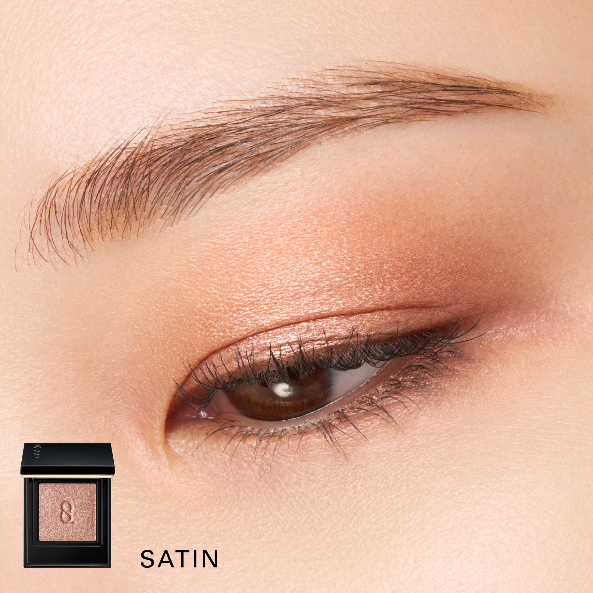 SUQQU Mono Look Eyes medium radiance shimmer texture of Satin finish eyeshadow shown on model eye close up