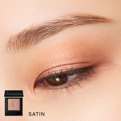 SUQQU Mono Look Eyes medium radiance shimmer texture of Satin finish eyeshadow shown on model eye close up