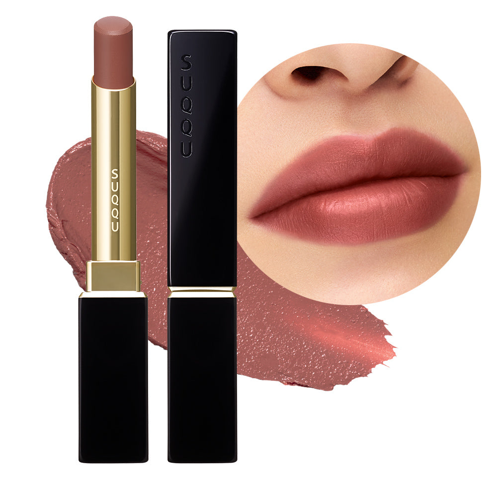 SUQQU Velvet Fit Lipstick 105 products with colour texture swatch in the background and lip model closeup.