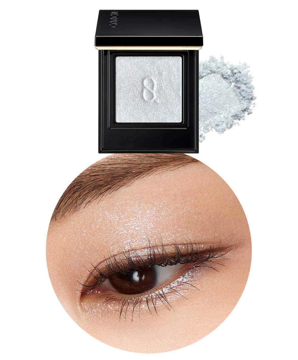 SUQQU Spring Collection 2026 Mono Look Eyes Luster L-102 single ice blue glitter eyeshadow palette open. Displayed next to texture swatch and close up of product applied to models eye.