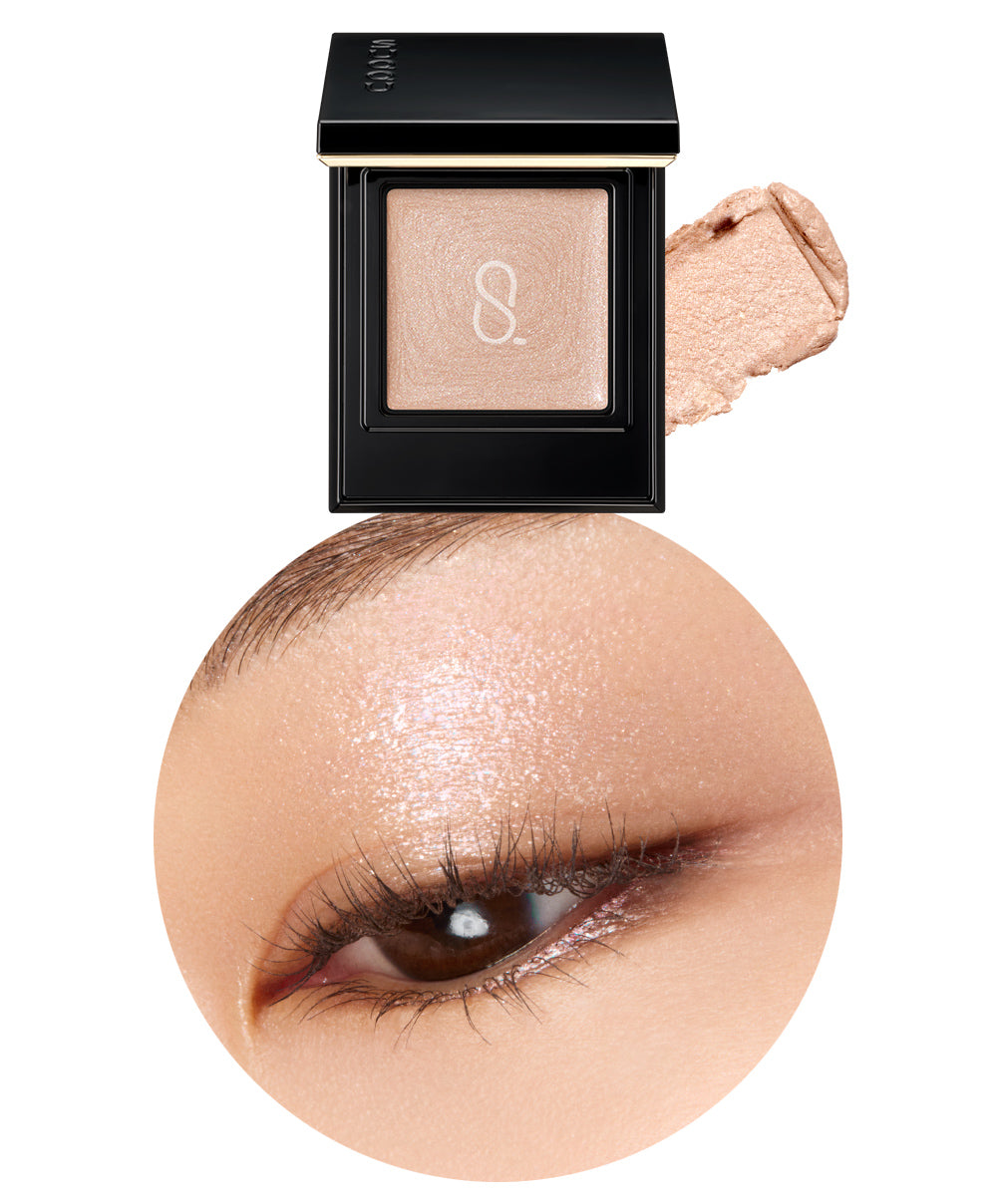 SUQQU Spring Collection 2026 Mono Look Eyes e Mellow Shine MS-01 single beige shimmer eyeshadow palette open. Displayed next to texture swatch and close up of product applied to models eye.