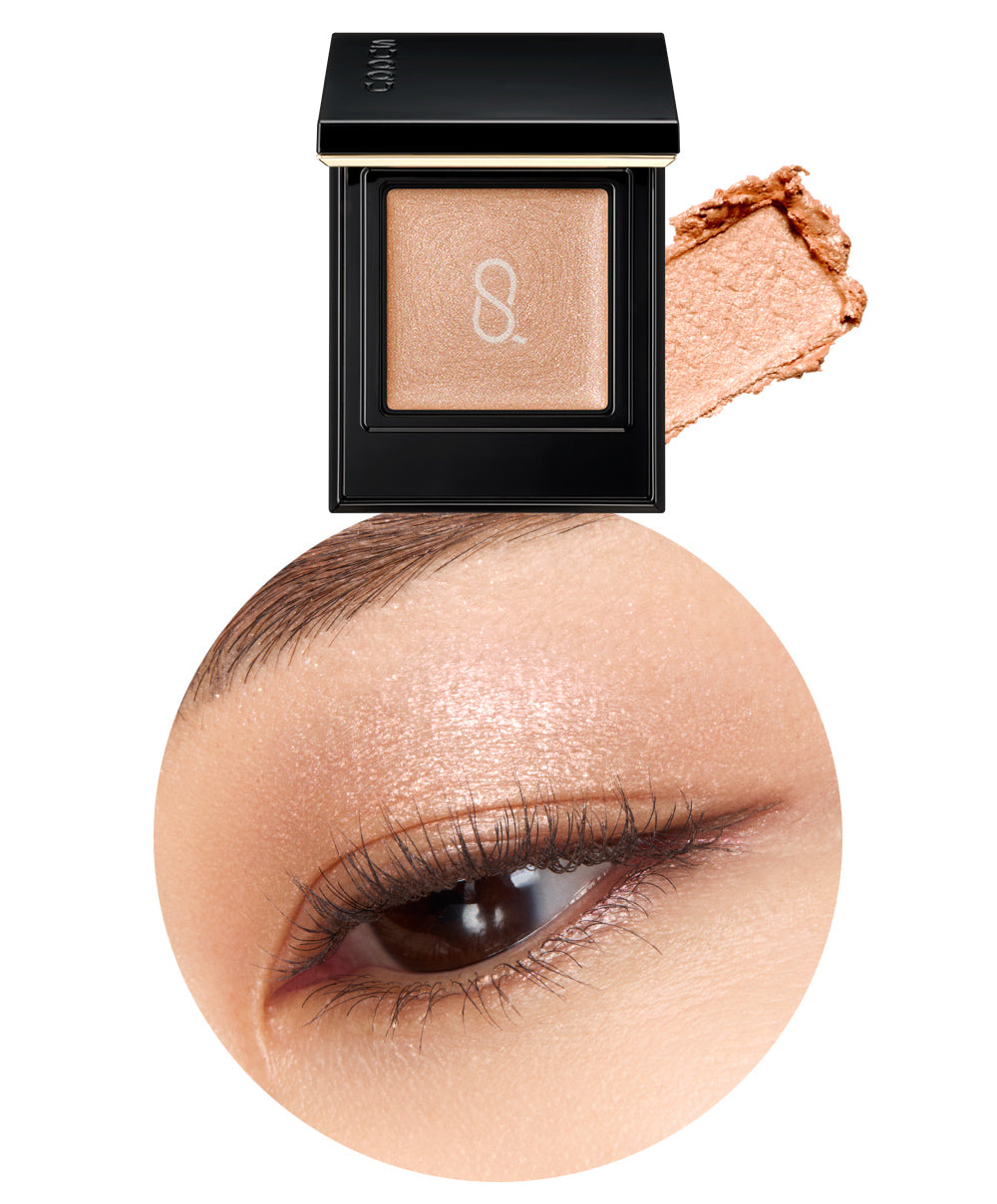 SUQQU Spring Collection 2026 Mono Look Eyes e Mellow Shine MS-03 single light brown shimmer eyeshadow palette open. Displayed next to texture swatch and close up of product applied to models eye.