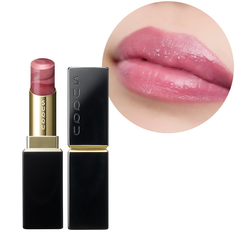 SUQQU 2026 Summer Collection Moisture Glaze Lipstick 113 in berry pink. Shown with model wear lip close up swatch. Discover some of the very the best lipsticks from Japan at SUQQU.