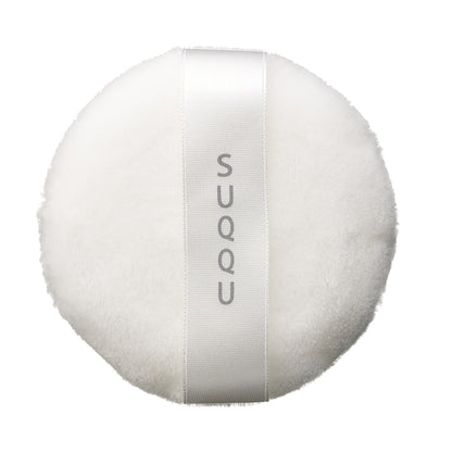 SUQQU Sheer Loose Powder e face powder puff on white background.
