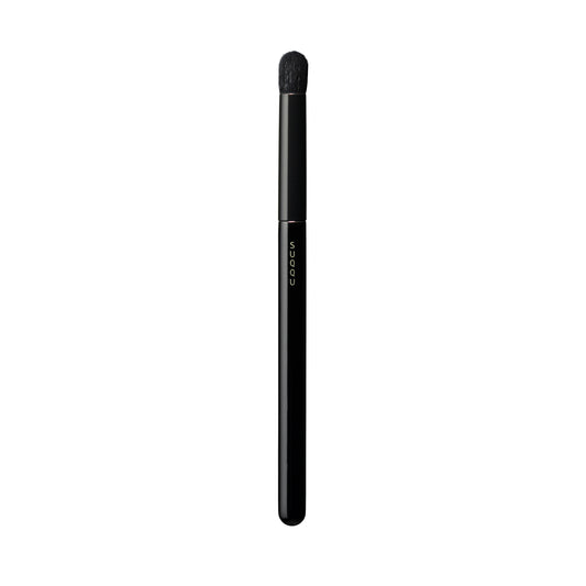 SUQQU Smudging Brush product on plain background