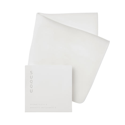 SUQQU Sponge Cloth N product with packet on plain background