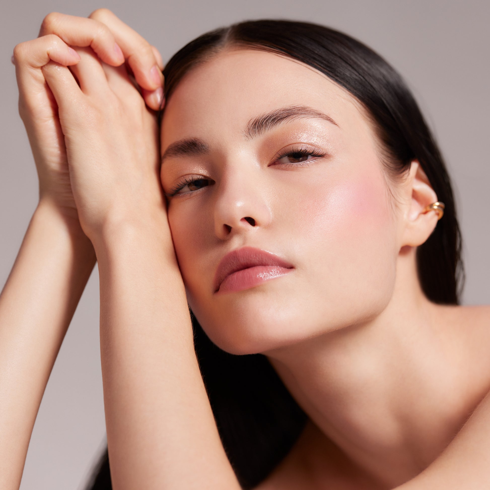 SUQQU The Liquid Foundation e model wearing foundation to show luxurious smooth skin finish