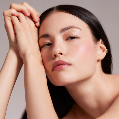 SUQQU The Liquid Foundation e model wearing foundation to show luxurious smooth skin finish
