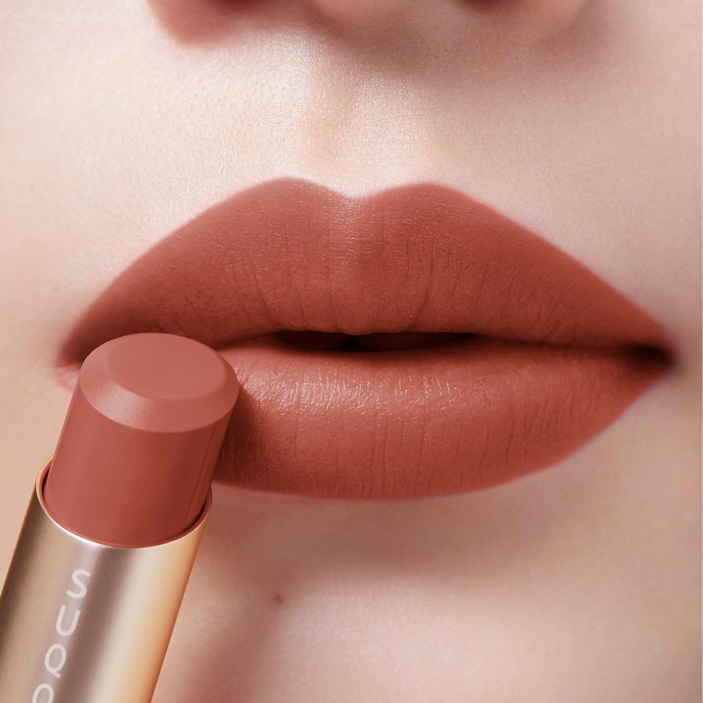 SUQQU Vibrant Rich Lipstick moisturising Japanese lip colour make up product on model lip swatch.