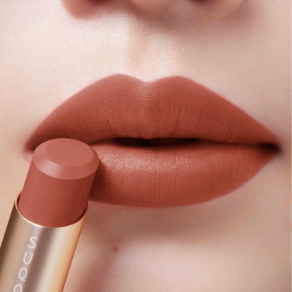SUQQU Vibrant Rich Lipstick moisturising Japanese lip colour make up product on model lip swatch.